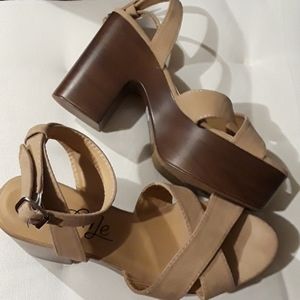 So me platform sandals
